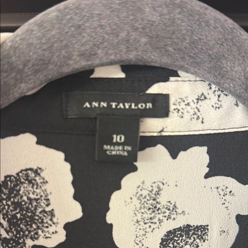 Ann Taylor shorts romper. Floral Black and cream - Picture 2 of 4